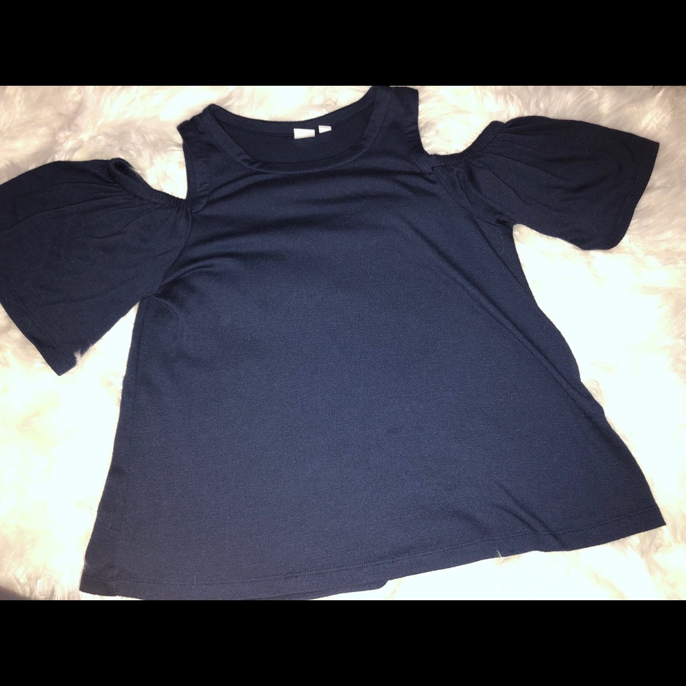 Cute navy cold shoulder top!